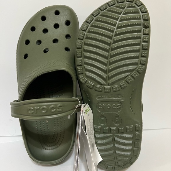 Unisex, Crocs. Size 7 for Men and size 9 for women - Picture 6 of 12